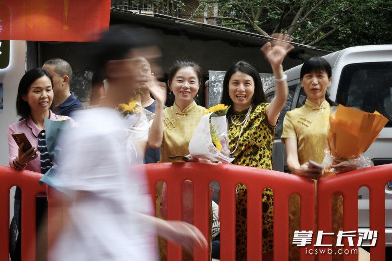 麓山国际实验学校考点外，送考家长朝考生挥手。