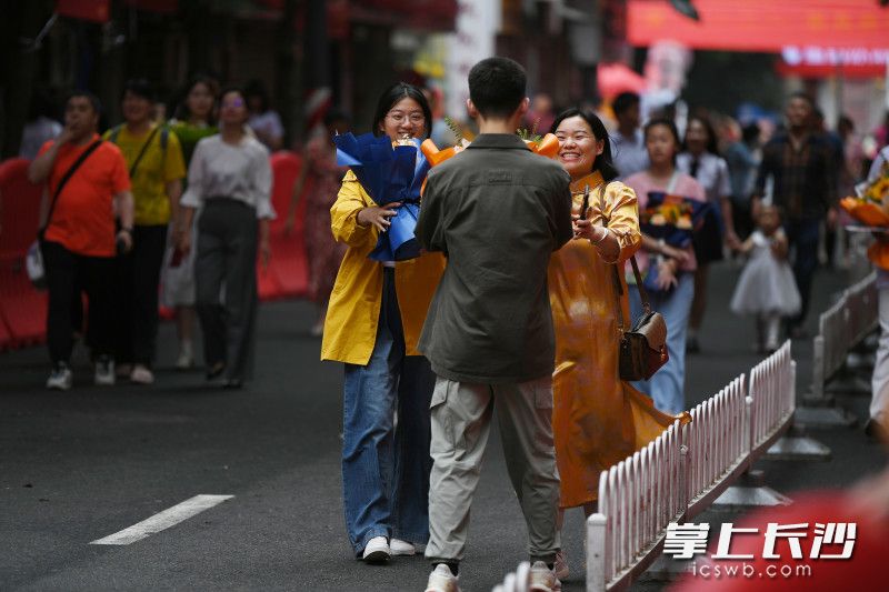 考场之外喜相逢。
