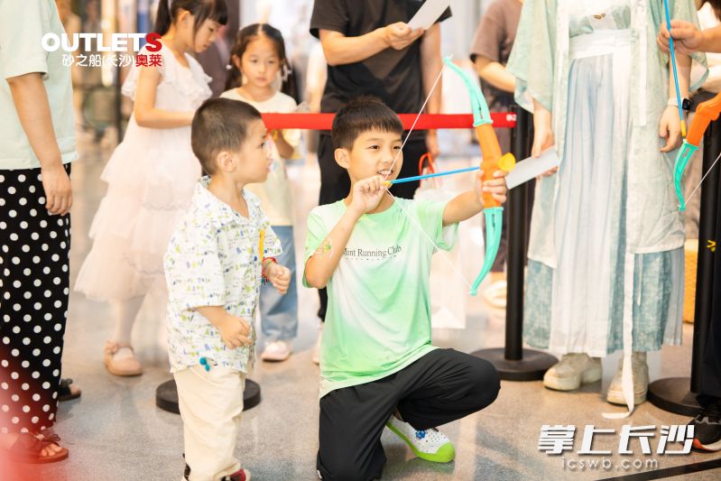 砂之船奥莱端午民俗游园会上，孩子们在“射五毒”。长沙晚报通讯员 熊琴 供图