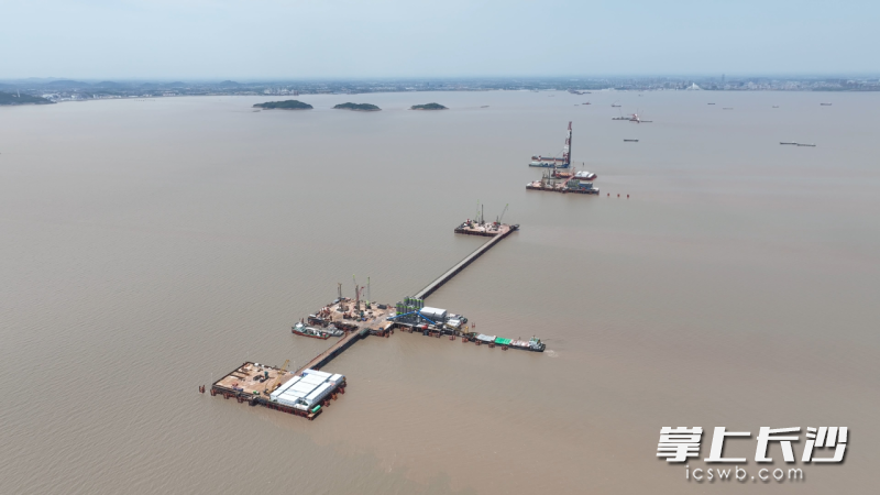 山河智能装备正在海上作业。 通讯员供图 山河智能装备正在海上作业。 通讯员供图