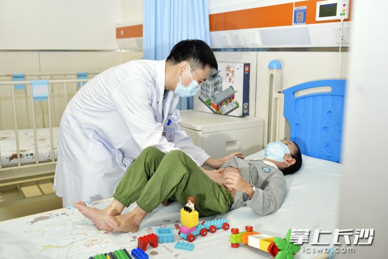 湖南省儿童医院普外一科副主任医师陈立健为俊俊检查。