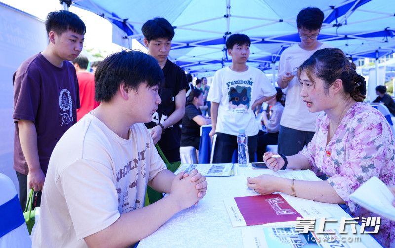 毕业生正在寻求自己满意的岗位。 均为长沙晚报全媒体记者邹麟摄