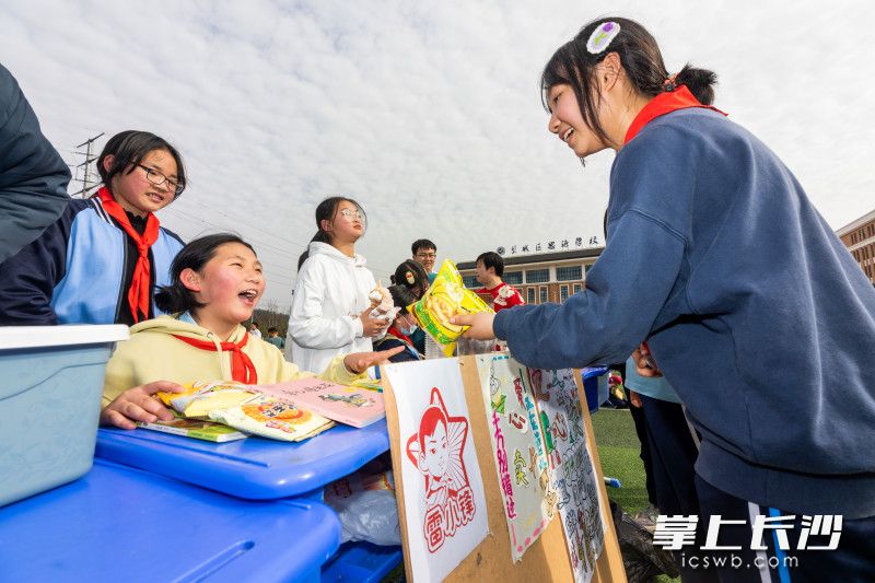 望城区思源学校举行“雷小锋”爱心义卖活动，全校千余名“雷小锋”赶了一场特别的“爱心集市”。  通讯员供图
