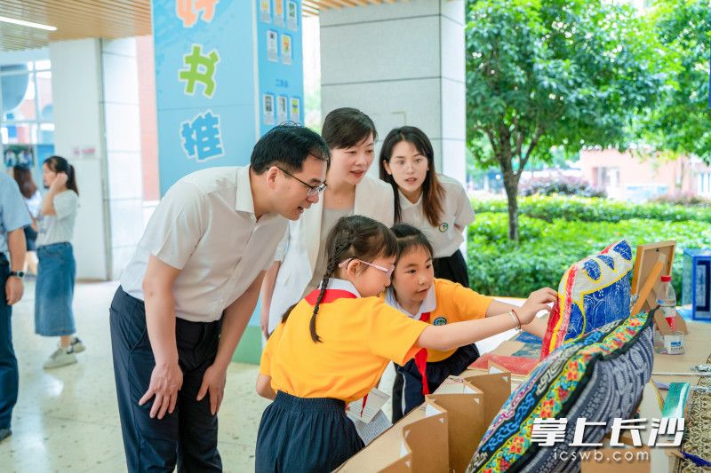 在展区，学生们自豪地跟来访专家介绍项目式学习的成果。照片由学校提供。