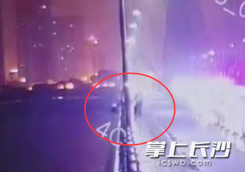 众人合力，将男子从死亡边缘拉了回来。  视频截图