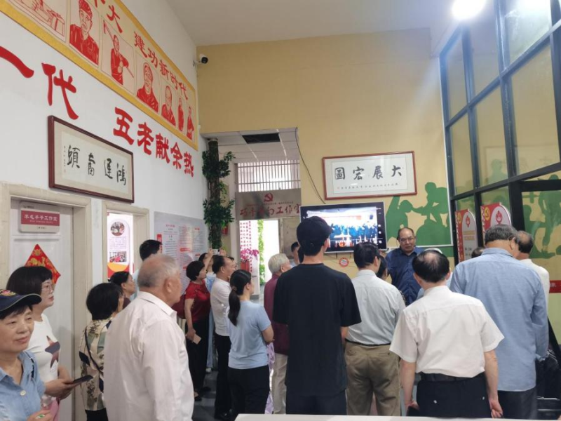 金牌讲师团成员参观麓谷街道麓泉社区“汪嗲工作室”“巧手梦幻工作室”。通讯员供图