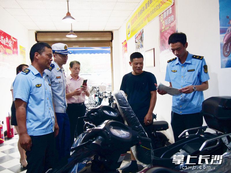 检查组重点检查电动自行车、摩托车销售门店是否存在非法改装电池、灯光、电气线路等现象。  长沙晚报通讯员 汤淑 供图