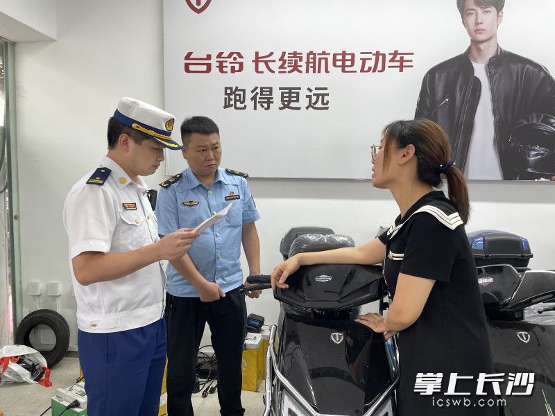在雨花区，检查组对5家电动车销售点进行检查。  长沙晚报通讯员 杨慧 供图
