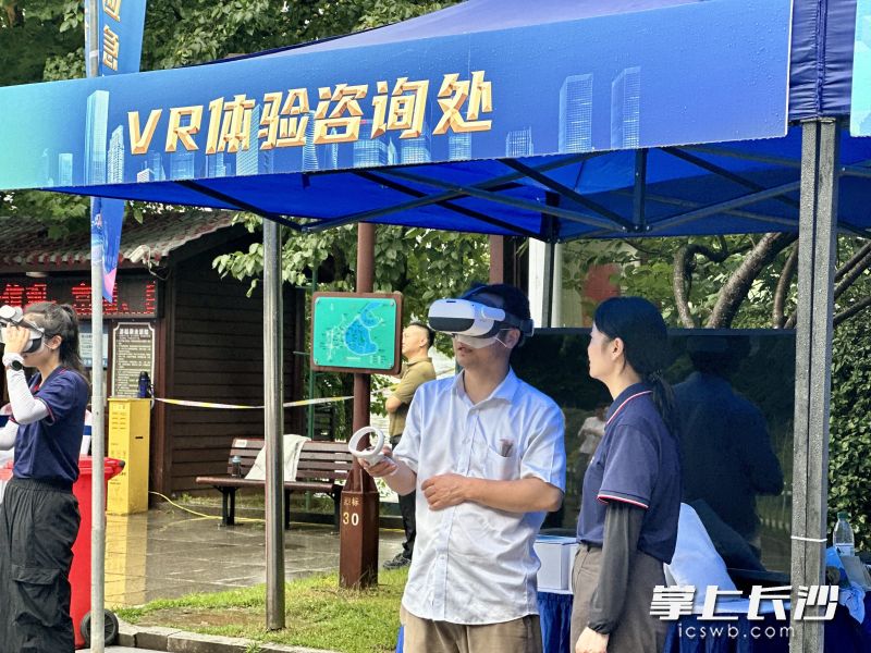 现场市民进行VR体验。