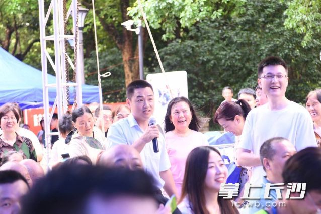 现场群众积极参与答题互动。