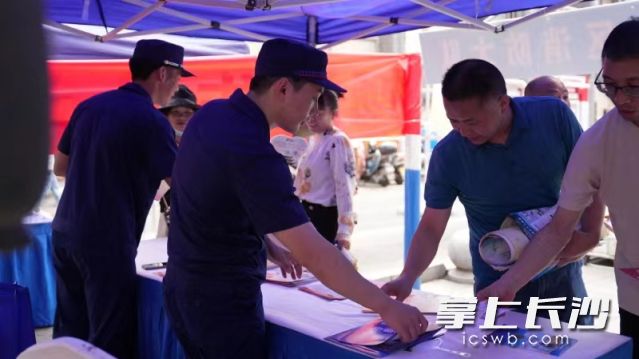 居民们前来领取安全知识宣传资料。