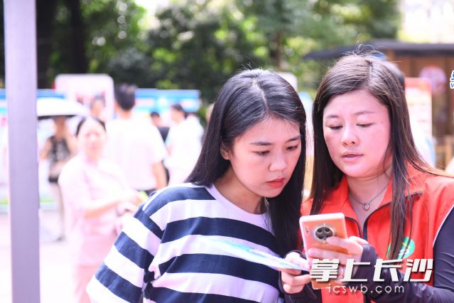市民找工作人员咨询安全知识。