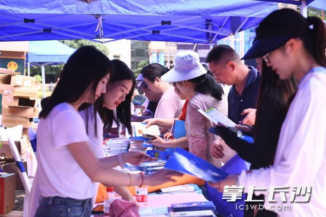 雨花区2024年安全宣传咨询日活动今日上午火热开展。 均为长沙晚报通讯员易燕供图