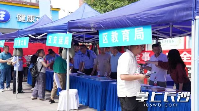 居民们与专家面对面的交流。