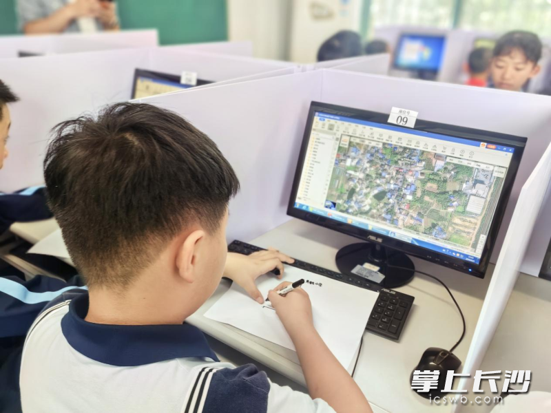 信息课上，学生们利用地图对学区周边水域进行全面摸底。