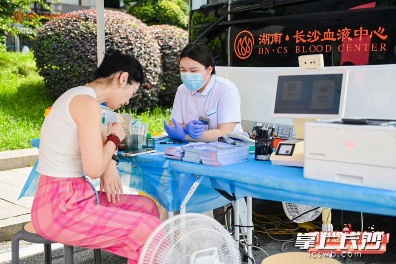 一位市民正在进行献血前的准备工作。  均为通讯员供图