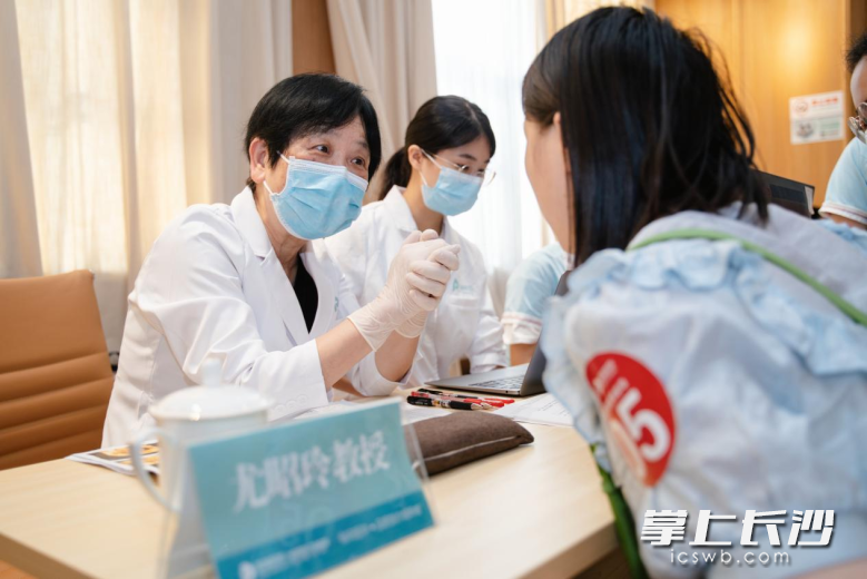 15日，“生育关怀·好孕相伴”大型公益义诊在长沙普瑞医院举行。全国名中医尤昭玲教授等一批国内知名生殖助孕专家为100余个育龄家庭解生育难题。