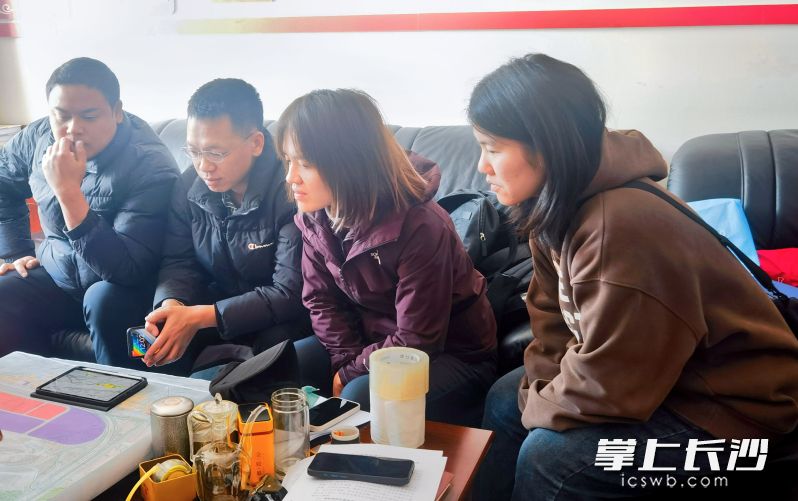 高亚琼（右一）赴交通部门对接西藏空港新区相关工作。资料图片