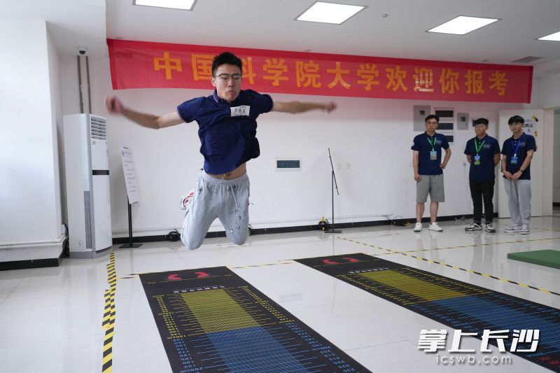 考生参加国科大综合评价面试体测项目。