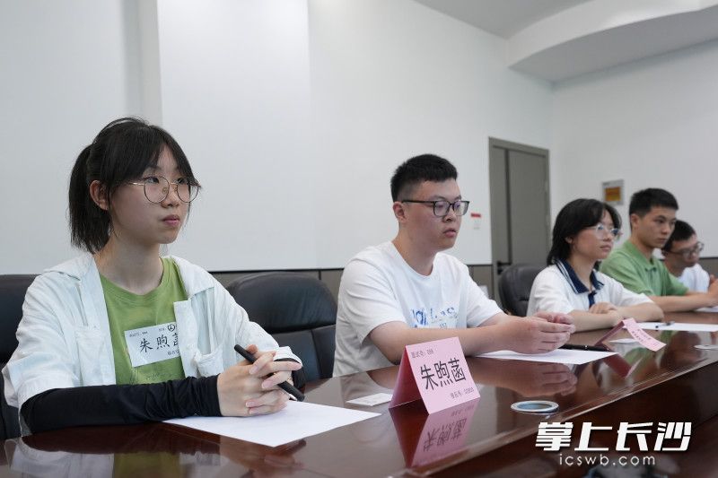 来自全省的730名优秀学子参加了国科大今日举行的综合评价面试。  均为长沙晚报记者林暘摄