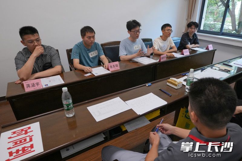 考生通过随机抽签，五人一组参加面试。