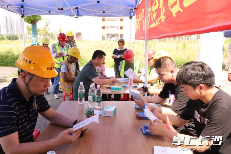工作人员现场进行政策宣贯，解答市民疑问。
