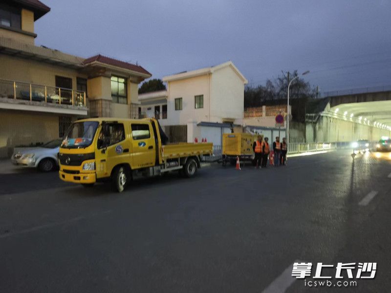 出动57台次车辆设备、雨花区市政131人通宵作业迎暴雨。