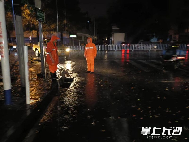 雨花区各相关部门快速行动及时排险。 均为 通讯员 高兴 摄