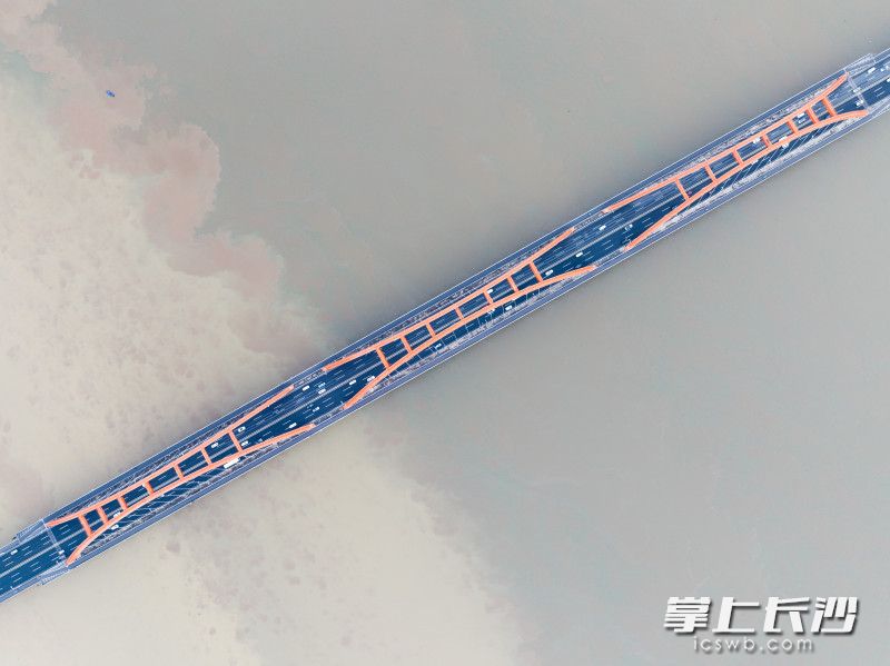 随着降雨天气影响，湘江水位越来越高。