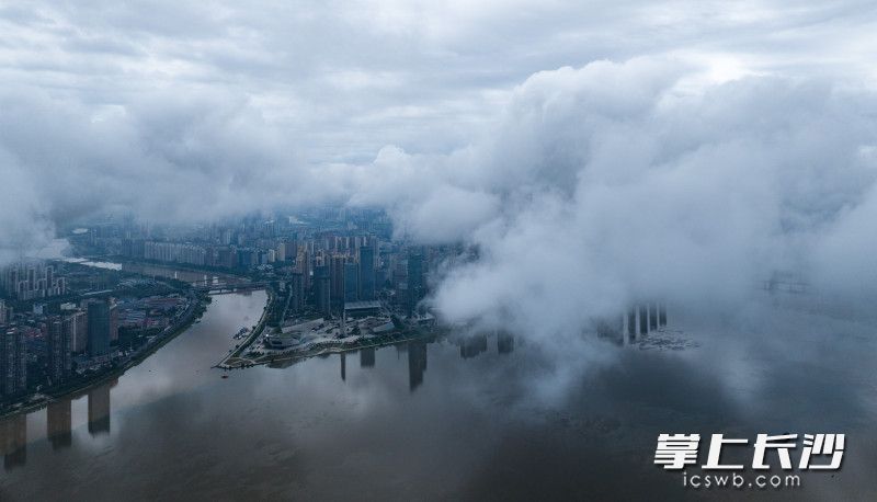 17日上午，长沙上空乌云密布。均为长沙晚报全媒体记者 邹麟 摄