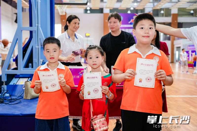 同学们积极参与“益”元门票公益活动。