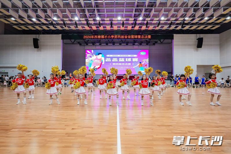 同学们表演啦啦操。