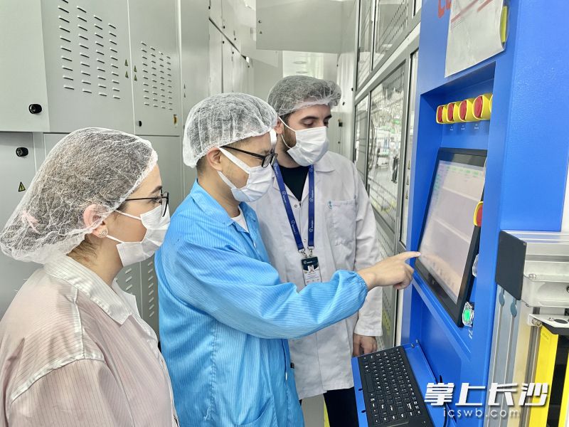 红太阳光电土耳基项目部，中外员工一起工作场景。受访者供图。