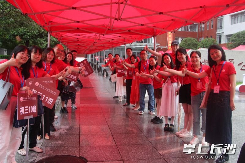 老师排列两队，在百米“红色长廊”下送去对考生的祝福。长沙晚报通讯员 谢雨娜 摄