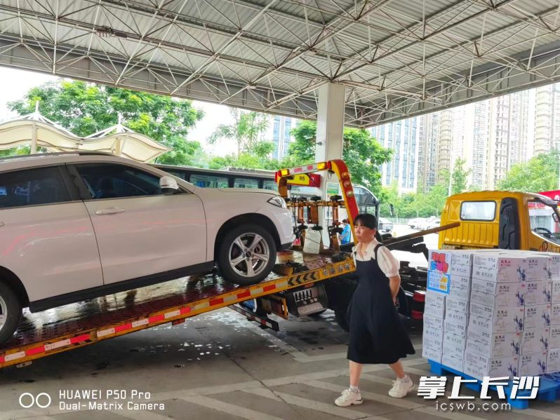 自燃的小轿车被拖走。 自燃的小轿车被拖走。