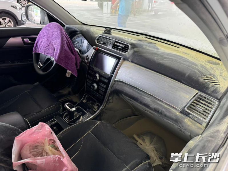 突发自燃火情处置后的汽车。 均为长沙晚报通讯员刘青云供图 突发自燃火情处置后的汽车。 均为长沙晚报通讯员刘青云供图