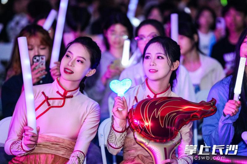 大学生们跟随着音乐的节奏尽情欢呼喝彩。