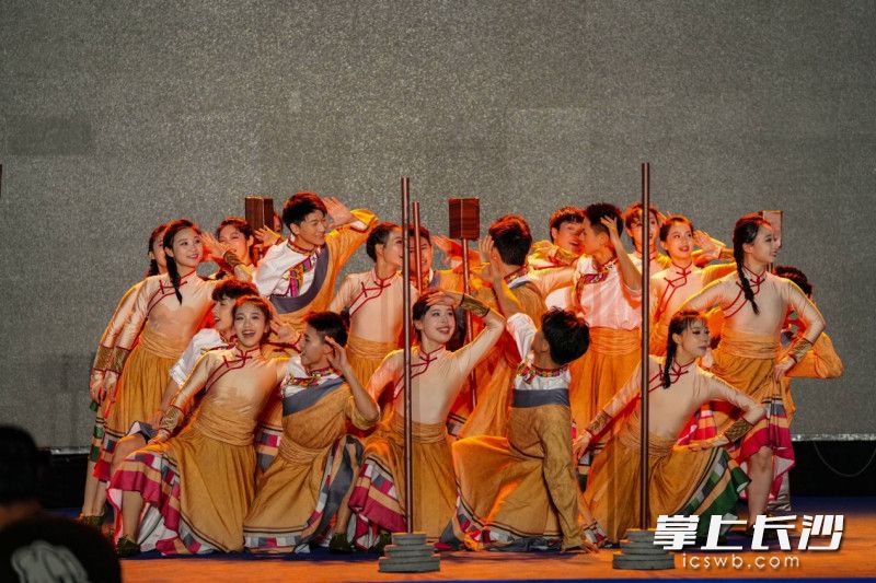 本场音乐节还有精彩的服装走秀节目、舞蹈节目。