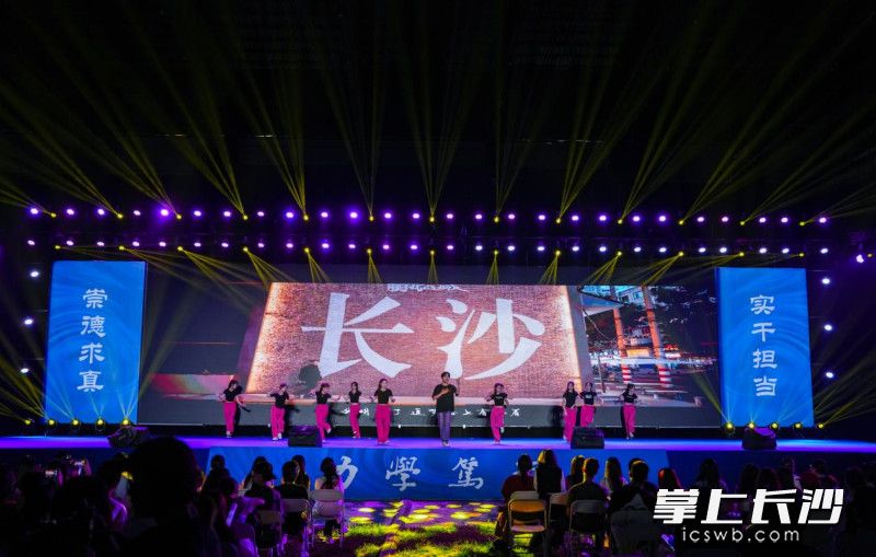 长大学子用深情的音乐告白母校，用动人的旋律激扬青春活力。