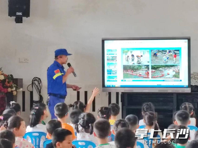 为师生们带来了一场生动实用的防溺水安全知识培训。