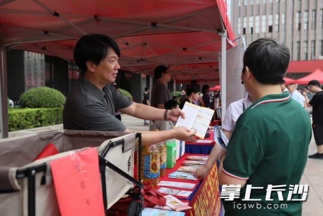 向参与活动人员深入普及了安全生产知识。