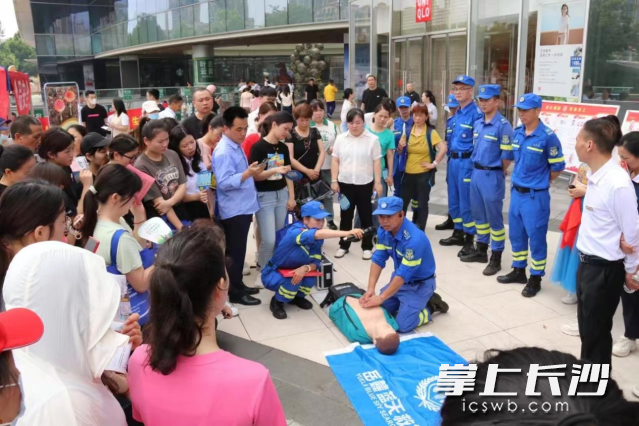 岳麓区蓝天应急救援队和社区卫生服务中心工作人员为群众详细讲解心肺复苏术等。