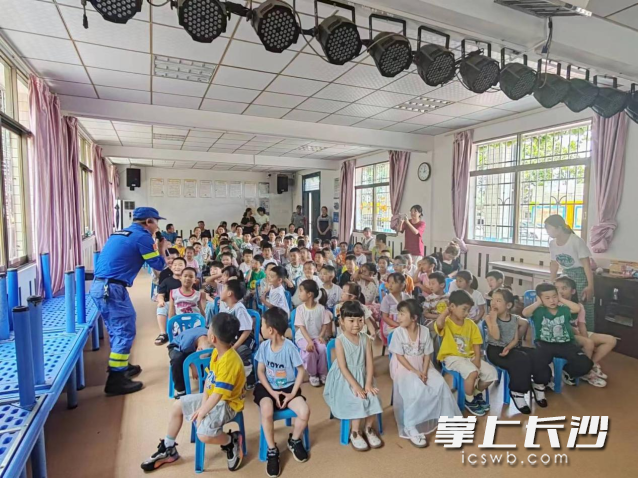 以丰富的案例和生动的讲解，向孩子们普及了防溺水的重要性。