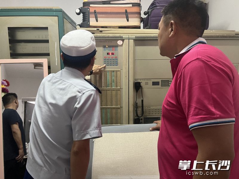 消防监督员发现该小区的火灾自动报警系统不能正常运行。长沙晚报通讯员 余娜娜 供图
