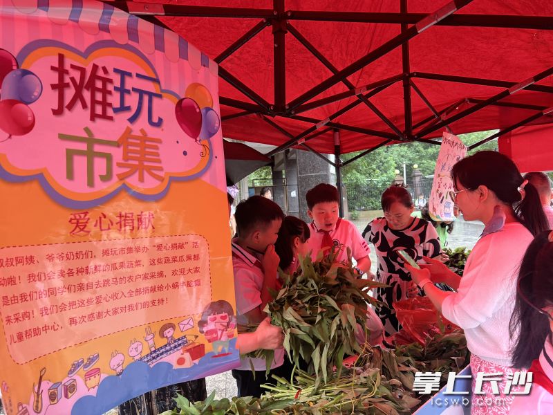 在爱心集市上义卖。