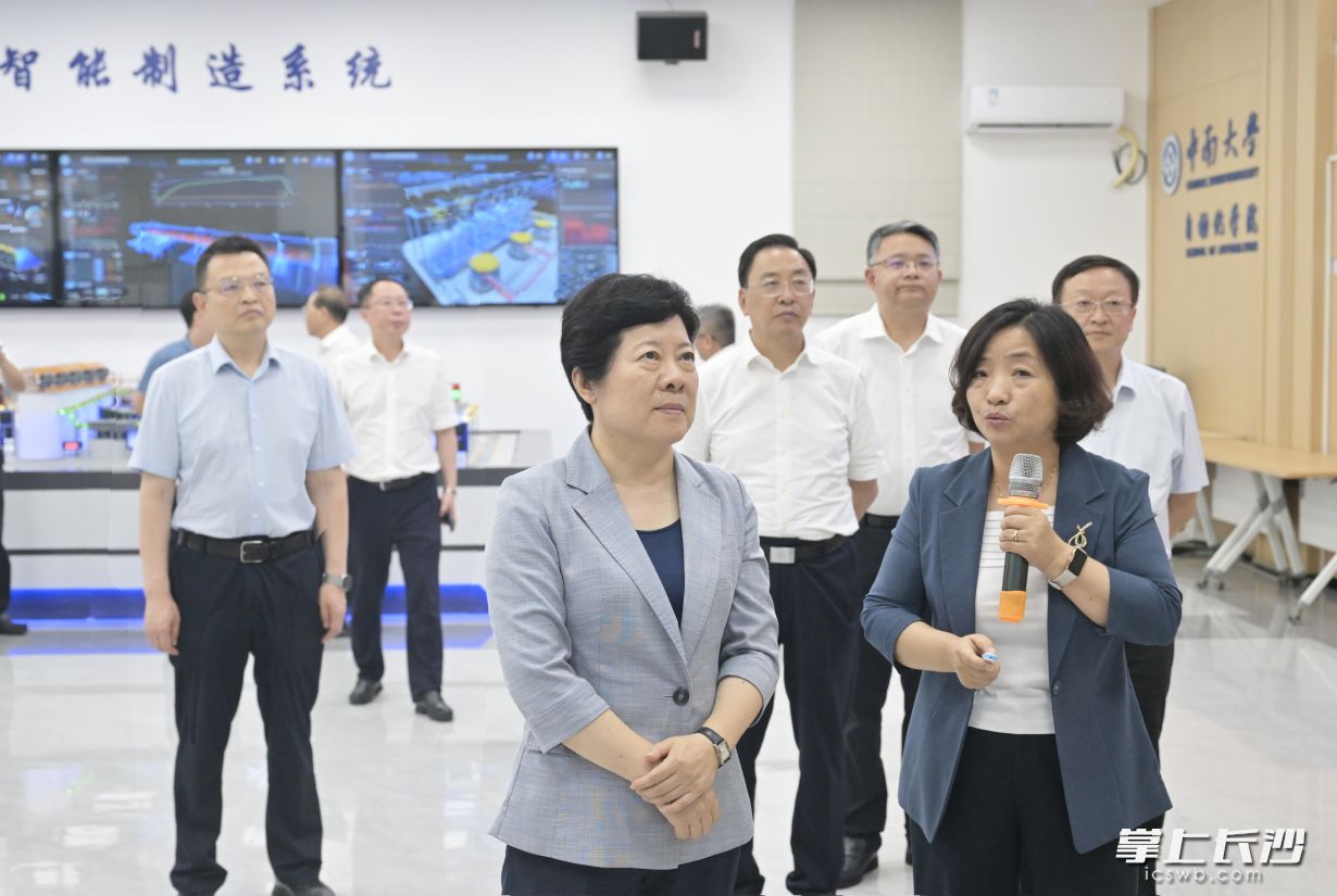 19日下午,省委常委、市委书记吴桂英调研中南大学,走访工业智能与系统实验室。 19日下午,省委常委、市委书记吴桂英调研中南大学,走访工业智能与系统实验室。