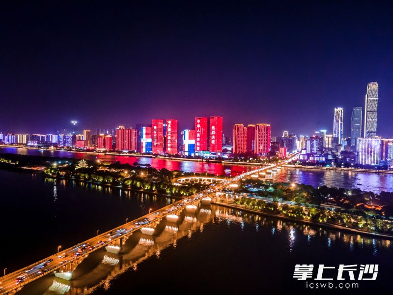去年5月1日，一江两岸建筑群上点亮了代表多米尼加国旗颜色的灯光，纪念中多建交五周年。  长沙晚报全媒体记者 邓迪 摄