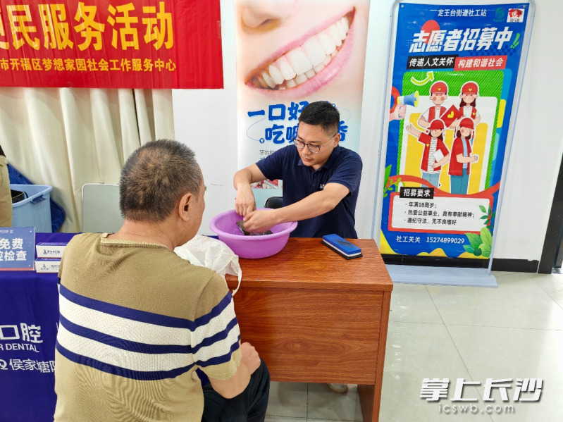 不一会儿，一把把锋利无比的刀具就呈现在大家眼前。均为长沙晚报通讯员吴关鸿摄
