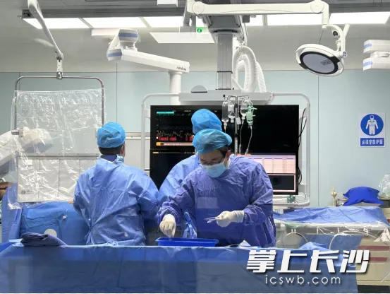 长沙市第四医院滨水新城院区胸痛中心团队,仅用17分钟就成功救回患者一命。 长沙晚报通讯员 董亚男 李利 供图 长沙市第四医院滨水新城院区胸痛中心团队,仅用17分钟就成功救回患者一命。 长沙晚报通讯员 董亚男 李利 供图
