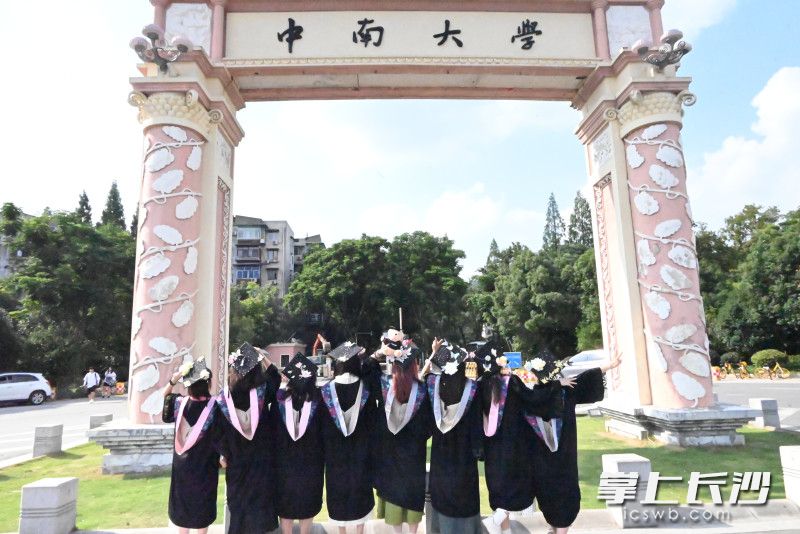 戴上室友做的簪花学士帽，一起致敬青春时光。 受访者廖婧瑶供图